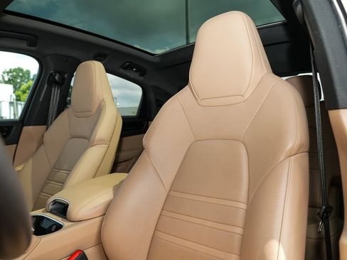 Certified 2022 Porsche Cayenne Coupe AWD/4WD image 22