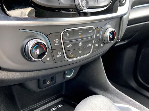 Used 2023 Chevrolet Traverse LT FWD image 34