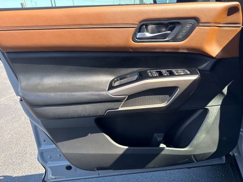 Used 2023 Nissan Pathfinder Platinum FWD image 12