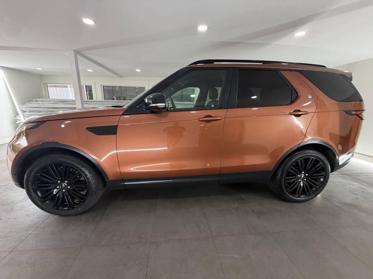 Used 2017 Land Rover Discovery HSE AWD/4WD image 4