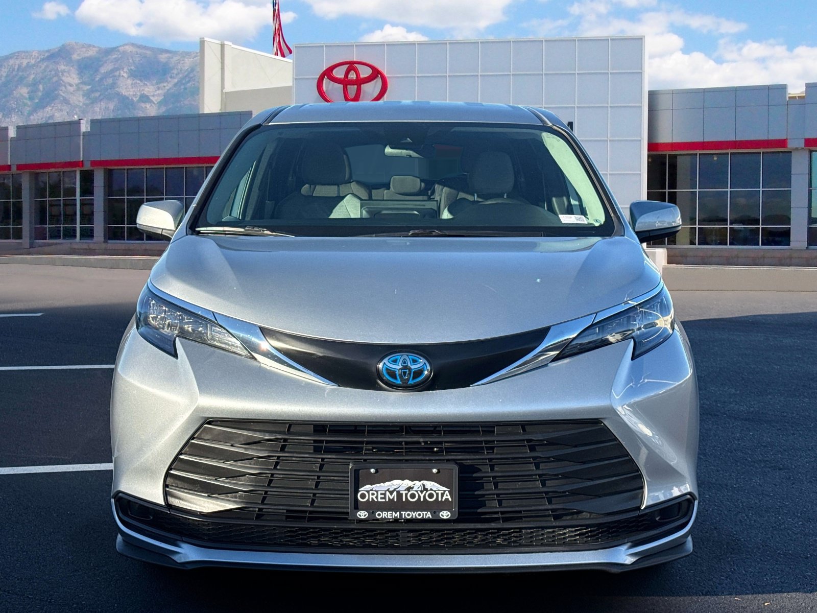 Used 2025 Toyota Sienna LE FWD image 2