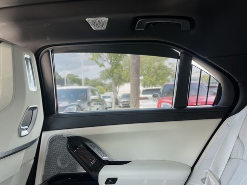 Used 2023 BMW i7 xDrive60 w/ Executive Package 2 AWD/4WD image 43
