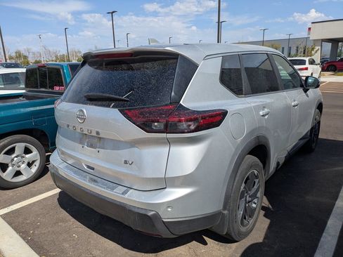 Used 2024 Nissan Rogue SV FWD image 2