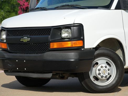 Used 2015 Chevrolet Express 4500 RWD image 23