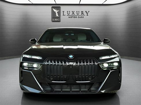 Used 2023 BMW 760i xDrive w/ Executive Package image 10