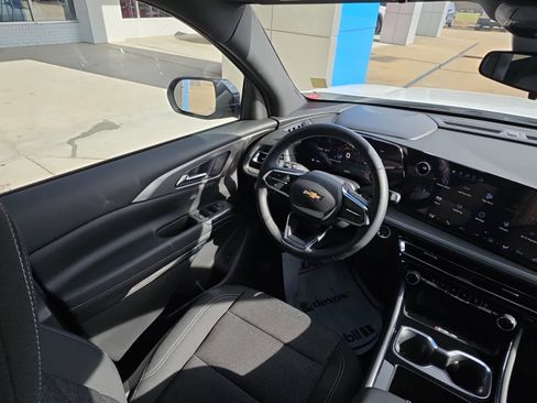 Used 2025 Chevrolet Traverse LT w/ Driver Confidence Package image 13