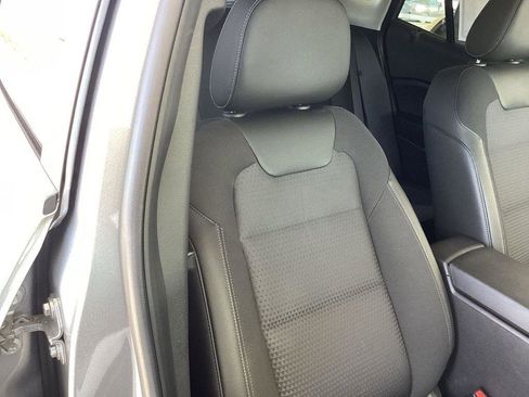 Used 2025 Chevrolet Trax LT FWD image 15