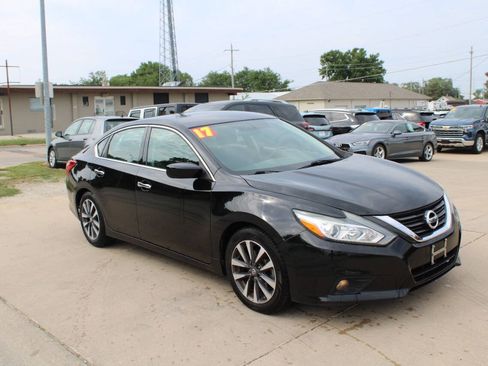Used 2017 Nissan Altima 2.5 SV FWD image 2