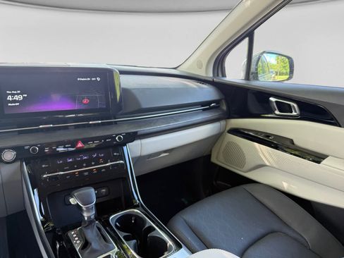 Used 2024 Kia Carnival EX FWD image 19