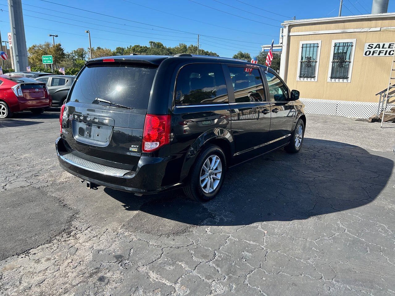 Used 2019 Dodge Grand Caravan SXT FWD image 4