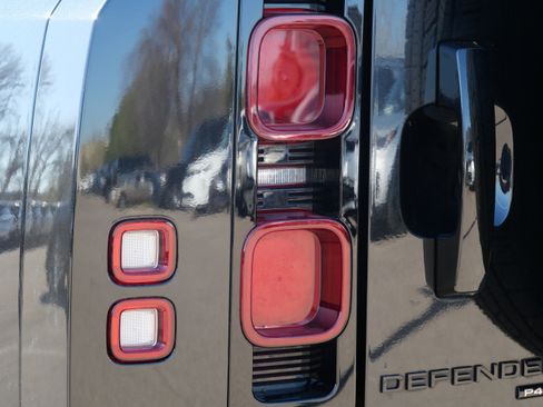 Used 2022 Land Rover Defender 110 X-Dynamic SE AWD/4WD image 9