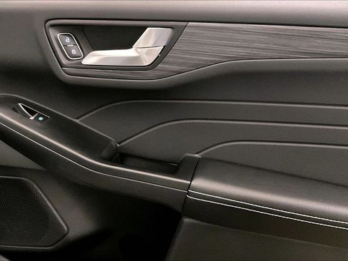 Used 2025 Ford Escape SE w/ PHEV Premium Package image 23