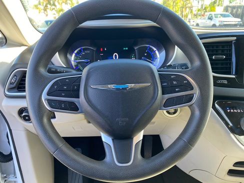 Used 2018 Chrysler Pacifica Touring Plus FWD image 32