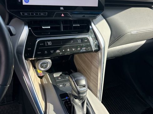 Used 2023 Toyota Venza Limited image 11