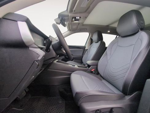 Used 2026 Volkswagen Tiguan SE w/ Panoramic Sunroof Package AWD/4WD image 9