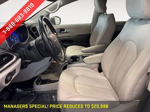Used 2021 Chrysler Pacifica Touring-L FWD image 8