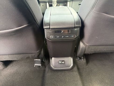 Used 2024 Toyota Highlander LE AWD/4WD image 22
