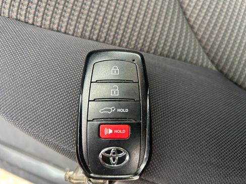 Used 2025 Toyota Highlander LE image 22