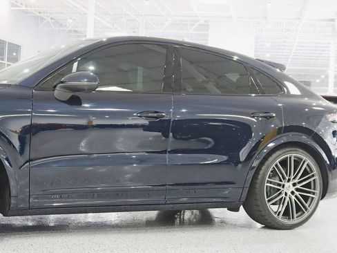 Used 2023 Porsche Cayenne S AWD/4WD image 3
