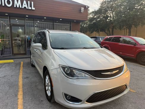 Used 2020 Chrysler Pacifica Touring-L FWD image 3
