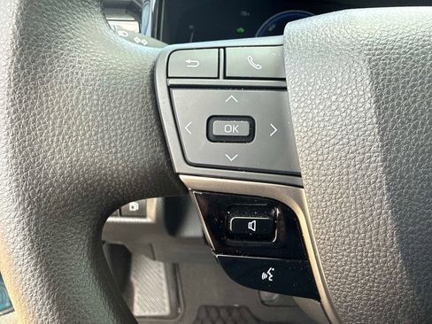 Used 2025 Toyota Camry LE w/ Convenience Package image 30