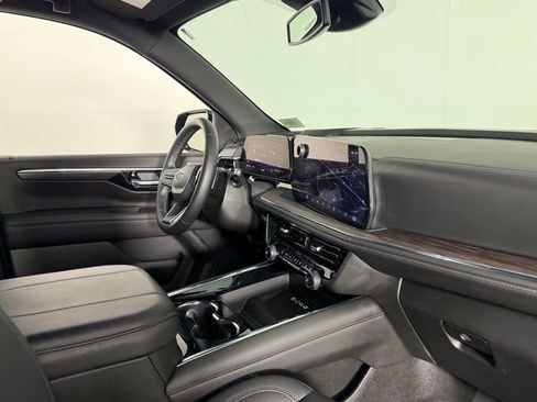 Used 2025 Chevrolet Suburban Z71 image 34