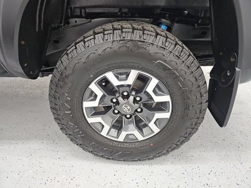 Used 2020 Toyota Tacoma TRD Off-Road w/ Technology Package AWD/4WD image 10