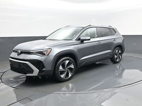 Used 2025 Volkswagen Taos SE AWD/4WD image 2