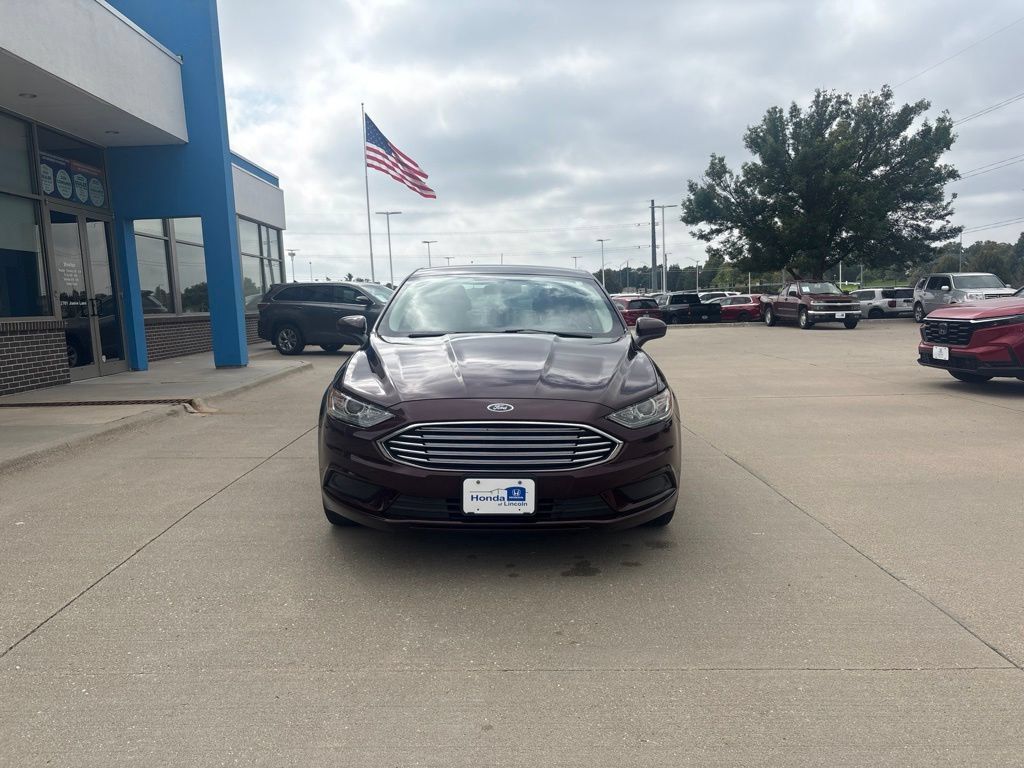 Used 2017 Ford Fusion SE w/ Fusion SE Technology Package FWD image 2