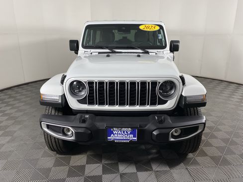Used 2025 Jeep Wrangler Sahara image 13
