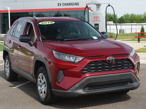 Used 2019 Toyota RAV4 LE FWD image 2