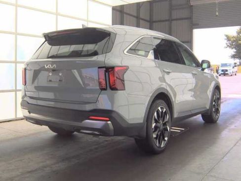 Used 2025 Kia Sorento EX w/ Panoramic Sunroof Package FWD image 4