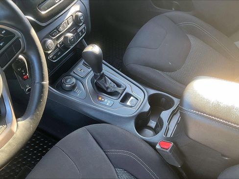 Used 2020 Jeep Cherokee Latitude w/ Cold Weather Group AWD/4WD image 18