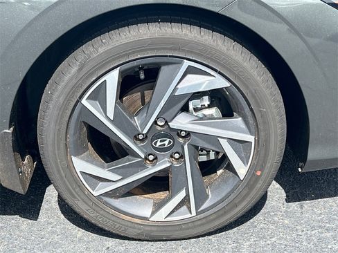 Used 2025 Hyundai Elantra Limited image 12