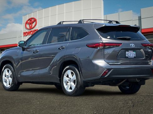 Used 2023 Toyota Highlander LE AWD/4WD image 5