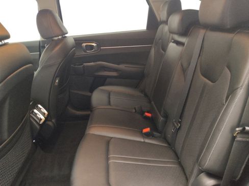 Used 2023 Kia Sorento S image 18