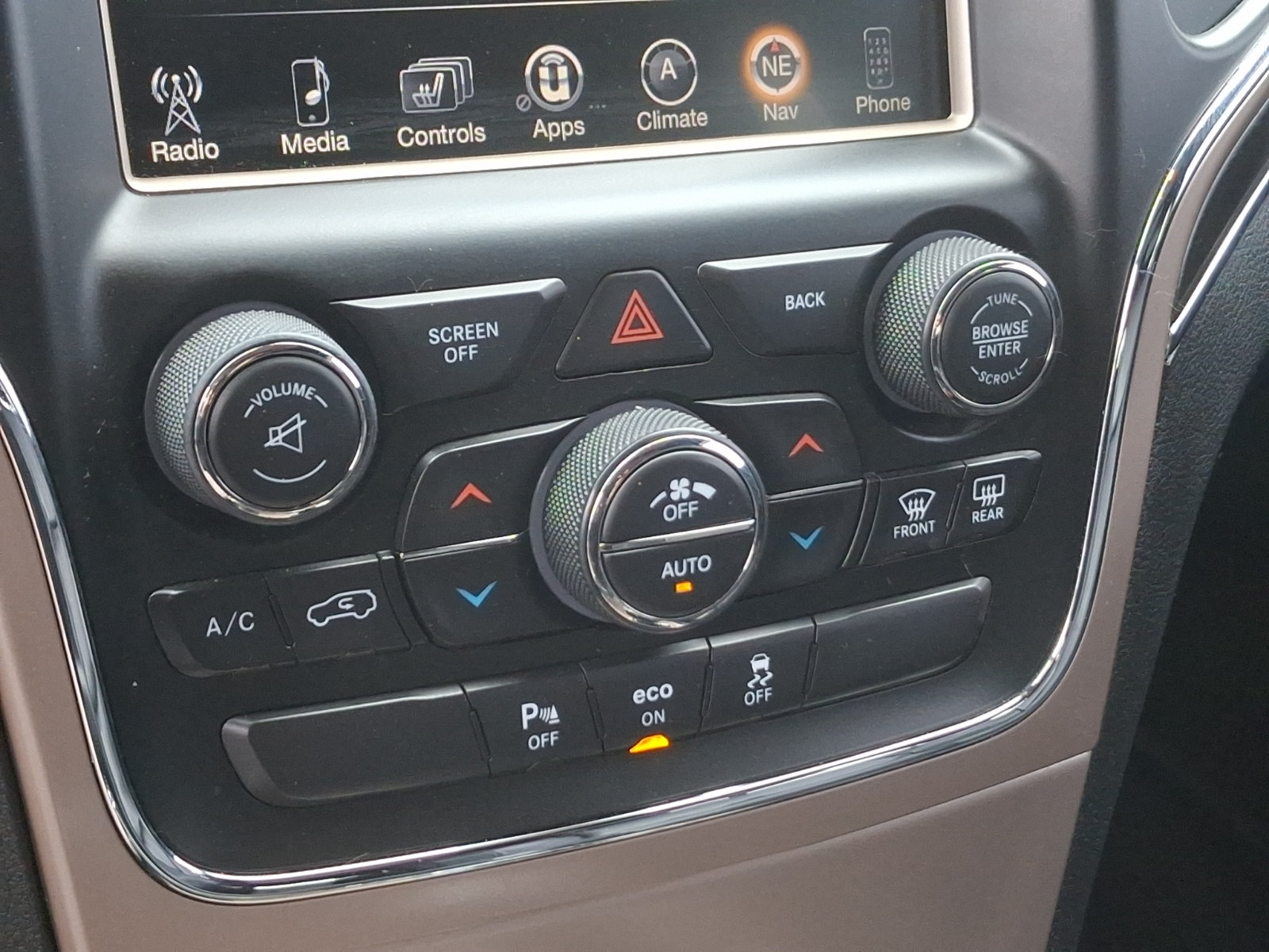 Used 2014 Jeep Grand Cherokee Limited w/ Luxury Group II AWD/4WD image 16
