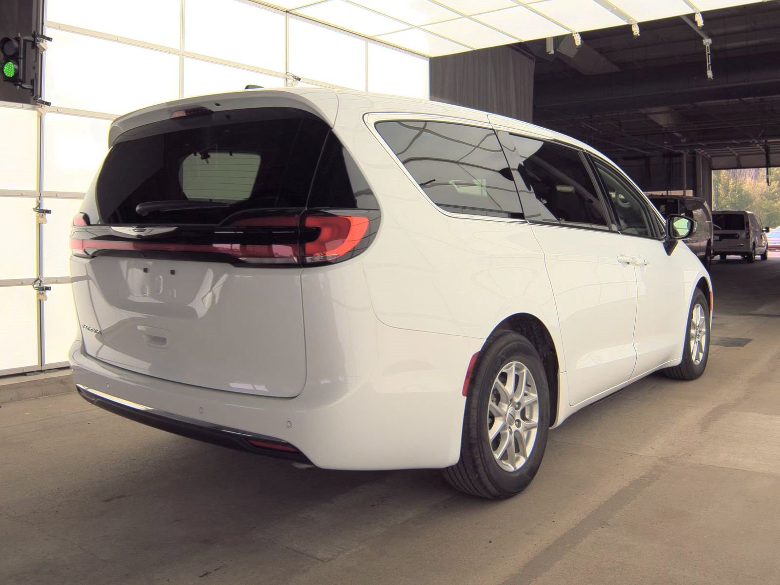 Used 2024 Chrysler Pacifica Touring-L w/ Uconnect Theater Family Group FWD image 4