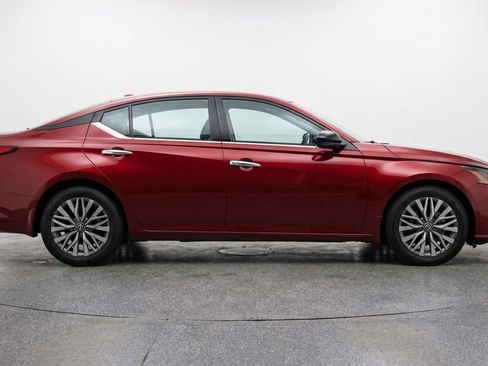Used 2025 Nissan Altima 2.5 SV image 11