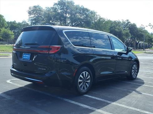 Used 2024 Chrysler Pacifica Limited FWD image 5