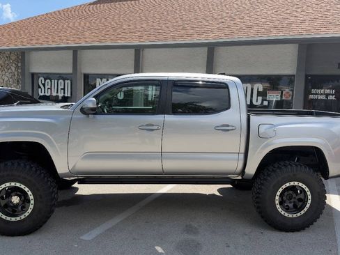 Used 2017 Toyota Tacoma SR w/ SR Convenience Package RWD image 8