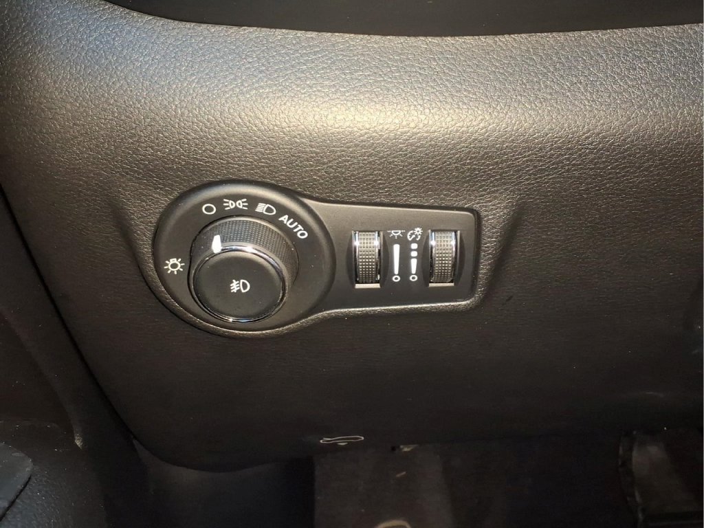 Used 2025 Jeep Compass Trailhawk AWD/4WD image 15