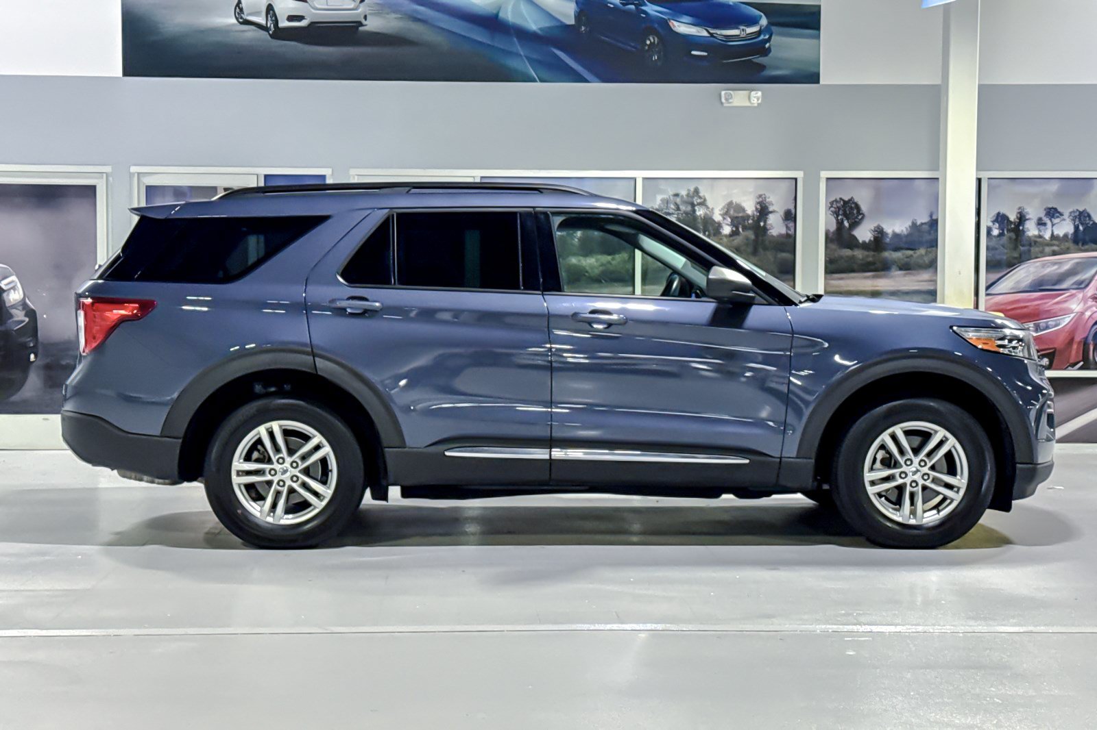 Used 2021 Ford Explorer XLT w/ Equipment Group 202A AWD/4WD image 8