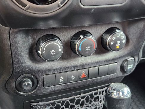Used 2017 Jeep Wrangler Unlimited Sport w/ Quick Order Package 24S AWD/4WD image 32