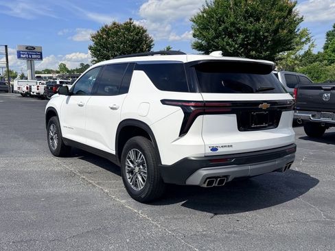 Used 2025 Chevrolet Traverse LT w/ Driver Confidence Package FWD image 6