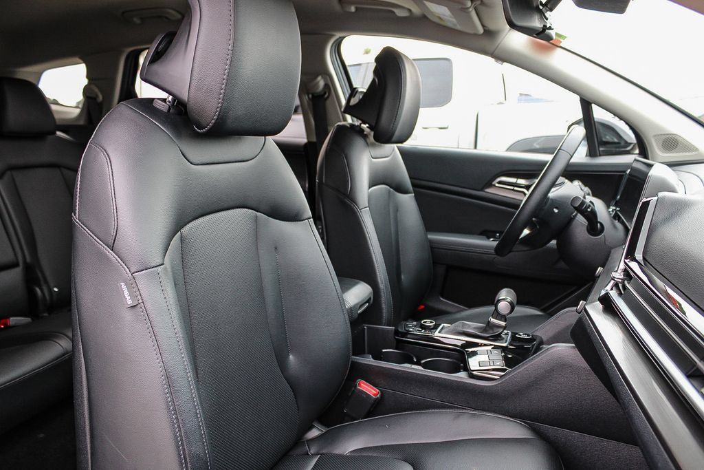 Used 2025 Kia Sportage EX FWD image 17