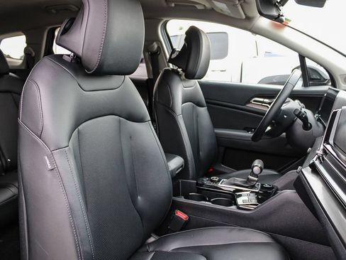 Used 2025 Kia Sportage EX FWD image 17