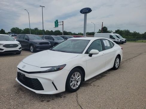Used 2025 Toyota Camry LE FWD image 17