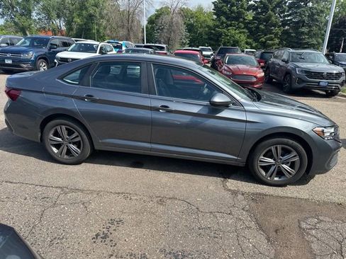 Used 2023 Volkswagen Jetta SE FWD image 2