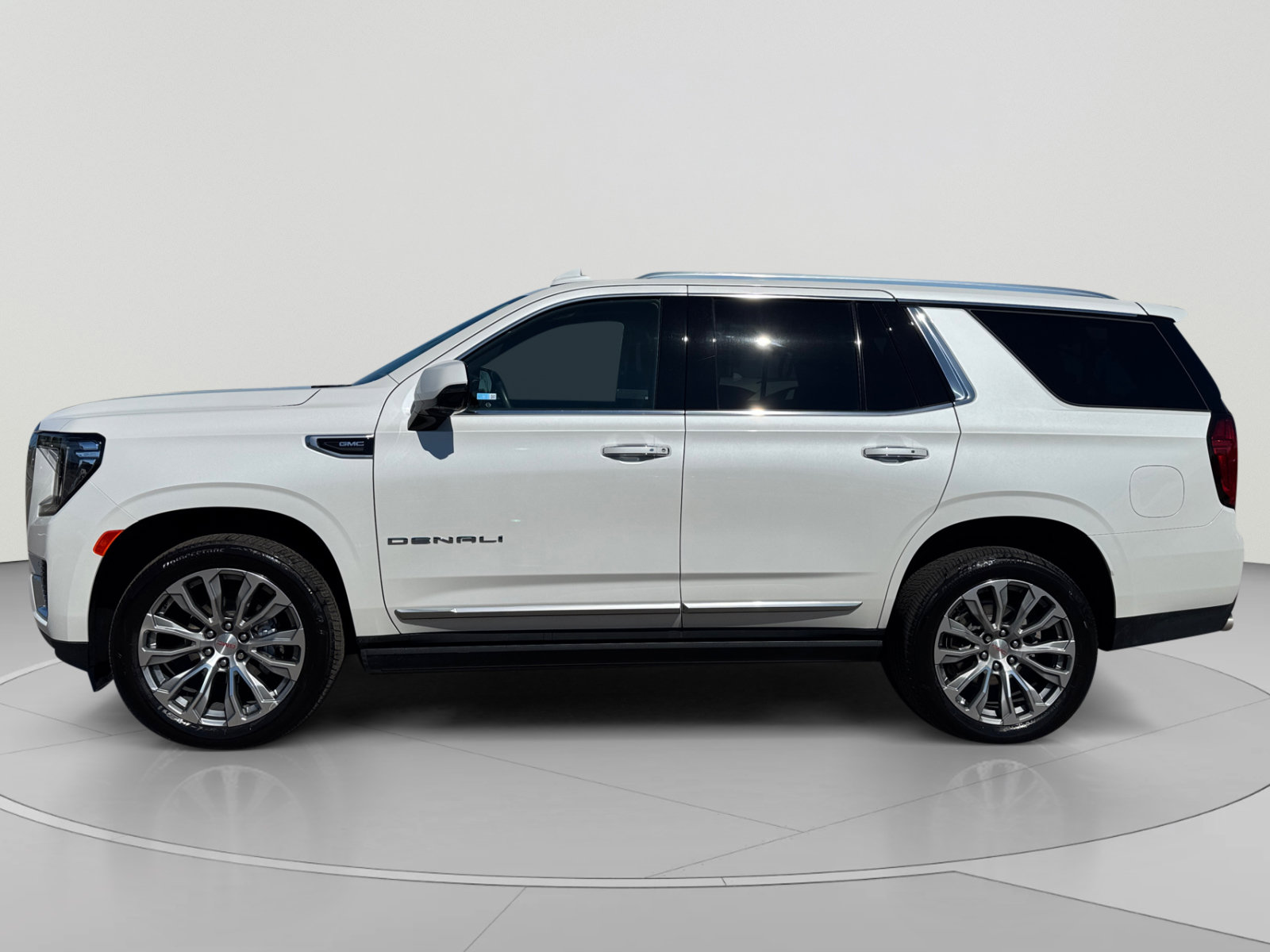 Used 2021 GMC Yukon Denali w/ Denali Premium Package AWD/4WD image 2